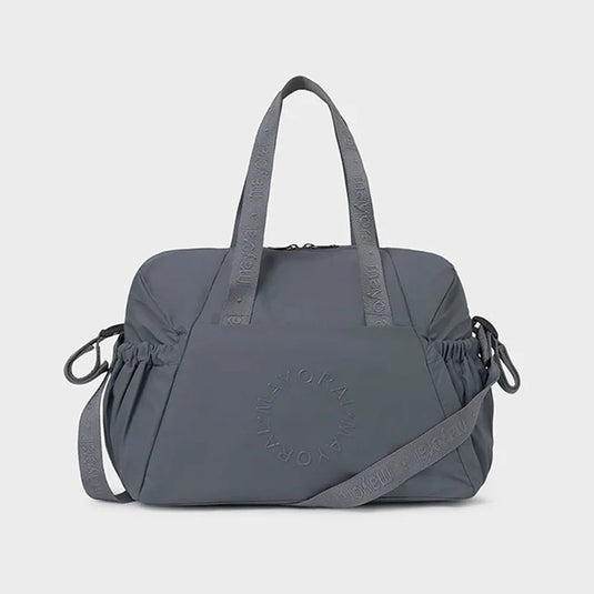 Bolso pañalera moderno con exterior de polipiel, espacioso, bolsillos en los laterales, con bolsillos interiores que permiten una mejor organización, incluye un asa larga desmontable para llevar como bandolera - Mayoral