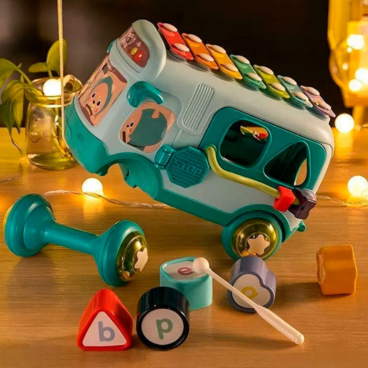 Bus xilófono didáctico multiactividades, con piezas para encaje de diferentes formas y colores, con ruedas sonajeros, hecho en material resistente