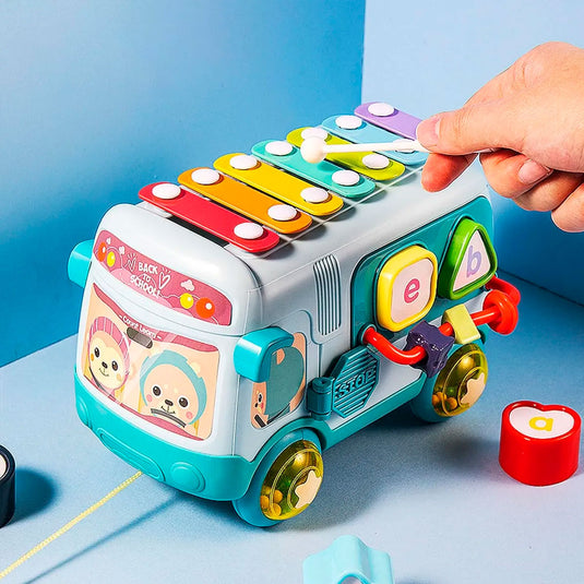 Bus xilófono didáctico multiactividades, con piezas para encaje de diferentes formas y colores, con ruedas sonajeros, hecho en material resistente