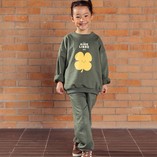 Pantalón verde militar con estampado trébol amarillo, hecho en tela de alta calidad, resístete y suave al tacto, con detalle en la parte de atrás: una hilera de tréboles amarillos - LOBSTER mini