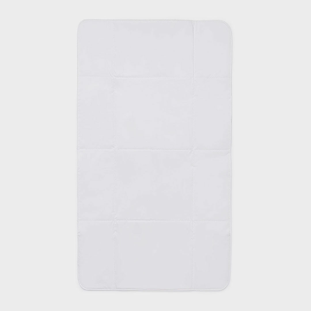 Cambiador portátil plegable y compacto para bebé, imprescindible para atender a tu peque fuera de casa, moderno exterior de polipiel, con adorable diseño estampado - Mayoral