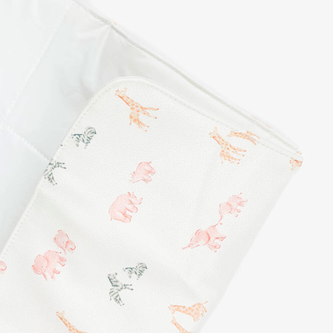 Cambiador portátil plegable y compacto para bebé, imprescindible para atender a tu peque fuera de casa, moderno exterior de polipiel, con adorable diseño estampado - Mayoral