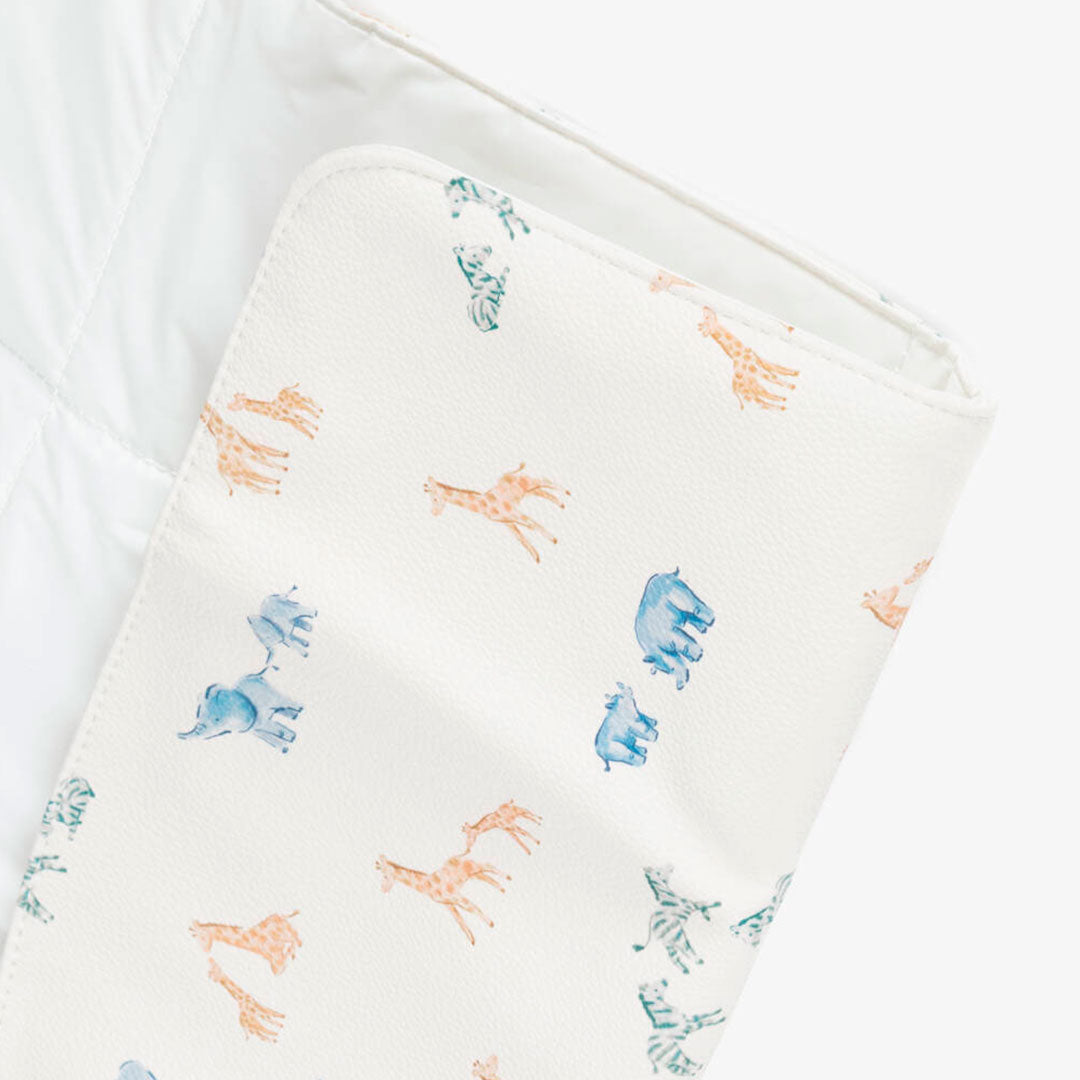 Cambiador portátil plegable y compacto para bebé, imprescindible para atender a tu peque fuera de casa, moderno exterior de polipiel, con adorable diseño estampado - Mayoral
