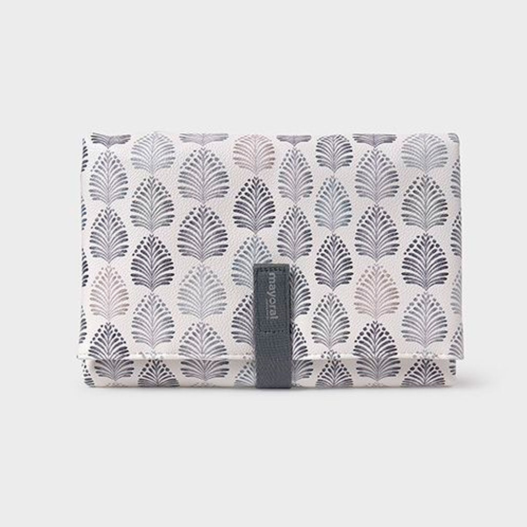 Cambiador portátil estampado de hojitas para bebé, práctico sistema plegable para facilitar su guardado, imprescindible para atender a tu peque fuera de casa, moderno exterior de polipiel - Mayoral