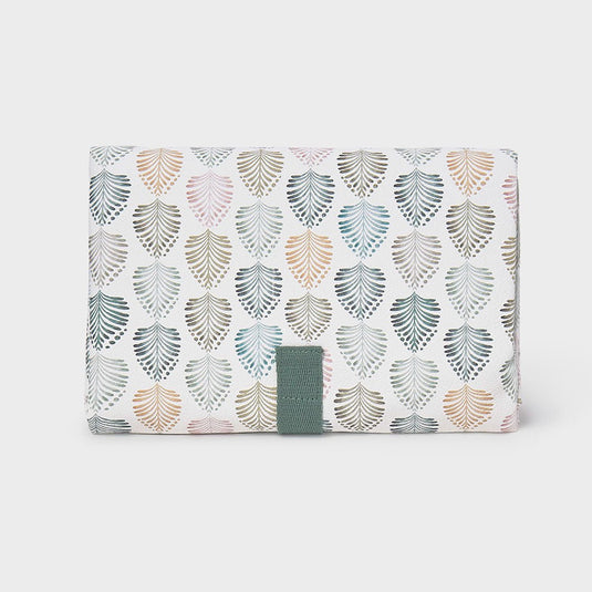 Cambiador portátil estampado de hojitas para bebé, práctico sistema plegable para facilitar su guardado, imprescindible para atender a tu peque fuera de casa, moderno exterior de polipiel - Mayoral