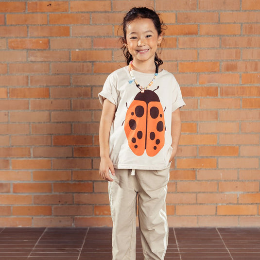 Camiseta infantil Concierge estampado mariquita naranja, hecha con material de alta calidad que brinda suavidad extrema, frescura y resistencia, ideal para acompañar a los más pequeños en todas sus aventuras - LOBSTER mini