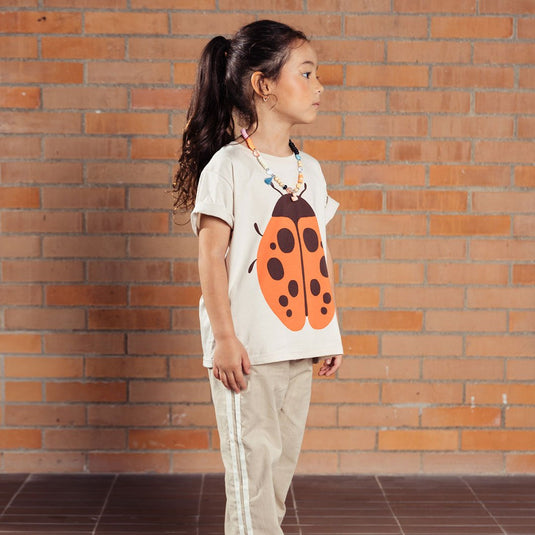 Camiseta infantil Concierge estampado mariquita naranja, hecha con material de alta calidad que brinda suavidad extrema, frescura y resistencia, ideal para acompañar a los más pequeños en todas sus aventuras - LOBSTER mini - Cocco Semana 2026