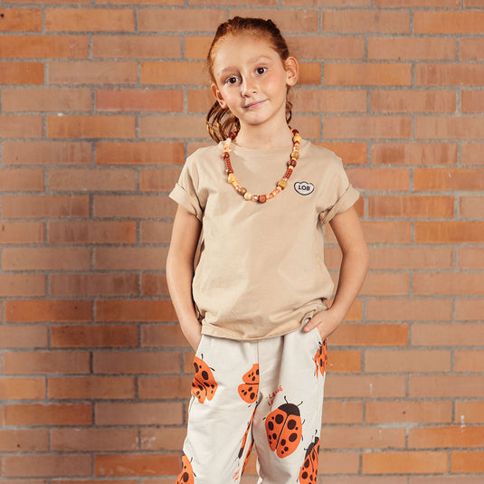 Camiseta infantil MIXER color café explorador, para niñas y niños, con fit suelto, de manga corta, cuello redondo con rib y detalle de "LOB" bordado con textura súper suavecita en el pecho - LOBSTER mini - Cocco Semana 2026