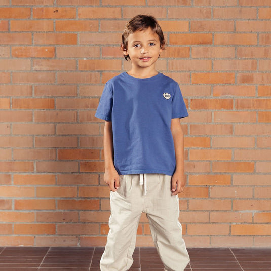 Camiseta infantil MIXER color azul galaxia, para niñas y niños, con fit suelto, de manga corta, cuello redondo con rib y detalle de "LOB" bordado con textura súper suavecita en el pecho - LOBSTER mini - Cocco Semana 2026