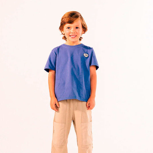 Camiseta infantil MIXER color azul galaxia, para niñas y niños, con fit suelto, de manga corta, cuello redondo con rib y detalle de "LOB" bordado con textura súper suavecita en el pecho - LOBSTER mini