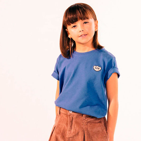 Camiseta infantil MIXER color azul galaxia, para niñas y niños, con fit suelto, de manga corta, cuello redondo con rib y detalle de "LOB" bordado con textura súper suavecita en el pecho - LOBSTER mini