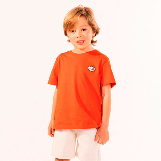 Camiseta infantil MIXER color rojo marte, para niñas y niños, con fit suelto, de manga corta, cuello redondo con rib y detalle de "LOB" bordado con textura súper suavecita en el pecho - LOBSTER mini