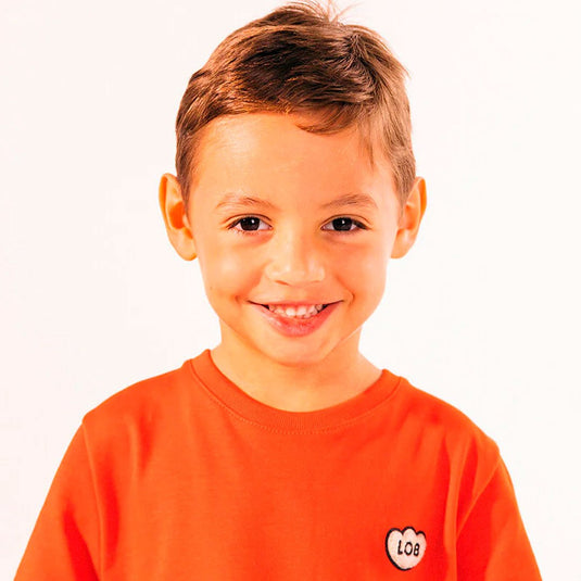Camiseta infantil MIXER color rojo marte, para niñas y niños, con fit suelto, de manga corta, cuello redondo con rib y detalle de "LOB" bordado con textura súper suavecita en el pecho - LOBSTER mini