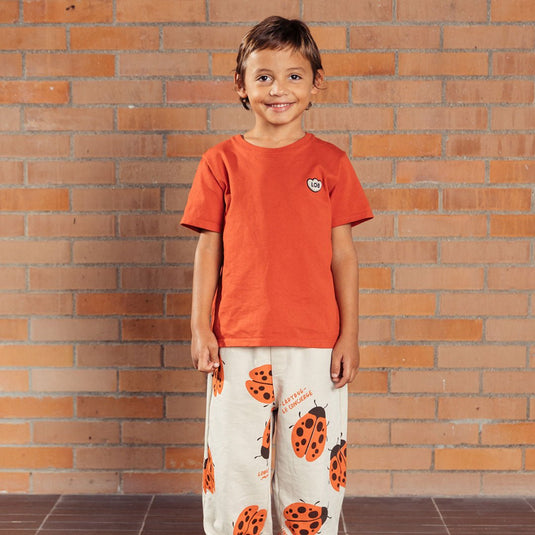 Camiseta infantil MIXER color rojo marte, para niñas y niños, con fit suelto, de manga corta, cuello redondo con rib y detalle de "LOB" bordado con textura súper suavecita en el pecho - LOBSTER mini