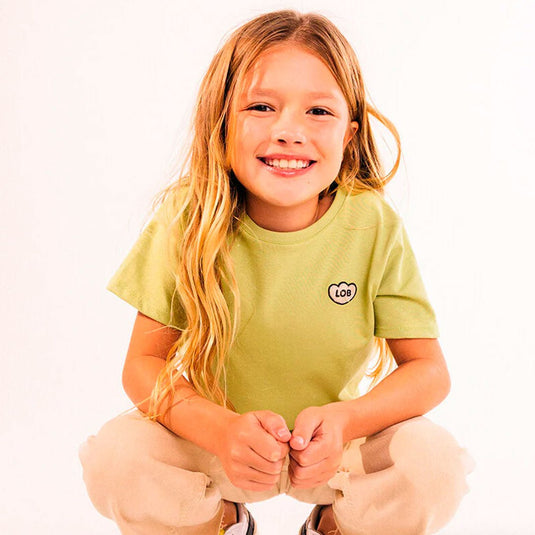 Camiseta infantil MIXER color verde matcha, para niñas y niños, con fit suelto, de manga corta, cuello redondo con rib y detalle de "LOB" bordado con textura súper suavecita en el pecho - LOBSTER mini - Cocco Semana 2026