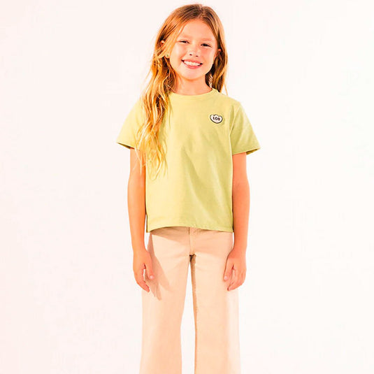 Camiseta infantil MIXER color verde matcha, para niñas y niños, con fit suelto, de manga corta, cuello redondo con rib y detalle de "LOB" bordado con textura súper suavecita en el pecho - LOBSTER mini - Cocco Semana 2026