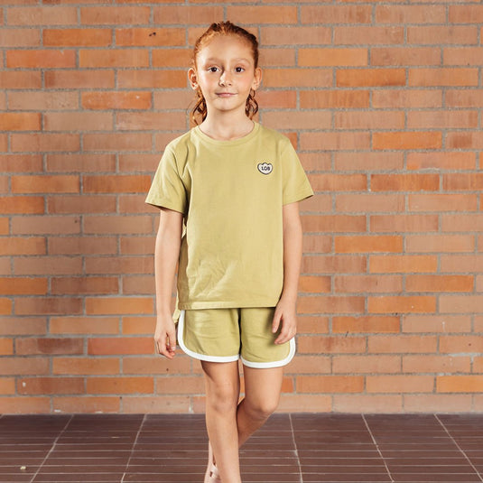 Camiseta infantil MIXER color verde matcha, para niñas y niños, con fit suelto, de manga corta, cuello redondo con rib y detalle de "LOB" bordado con textura súper suavecita en el pecho - LOBSTER mini