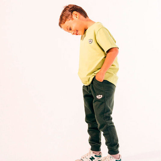 Camiseta infantil MIXER color verde matcha, para niñas y niños, con fit suelto, de manga corta, cuello redondo con rib y detalle de "LOB" bordado con textura súper suavecita en el pecho - LOBSTER mini