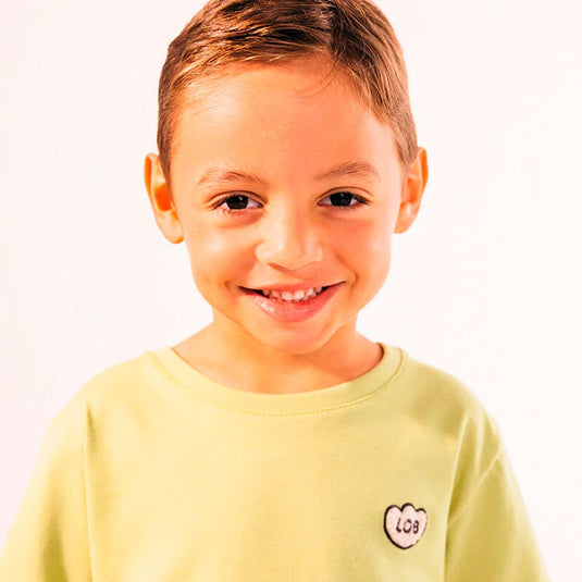 Camiseta infantil MIXER color verde matcha, para niñas y niños, con fit suelto, de manga corta, cuello redondo con rib y detalle de "LOB" bordado con textura súper suavecita en el pecho - LOBSTER mini - Cocco Semana 2026