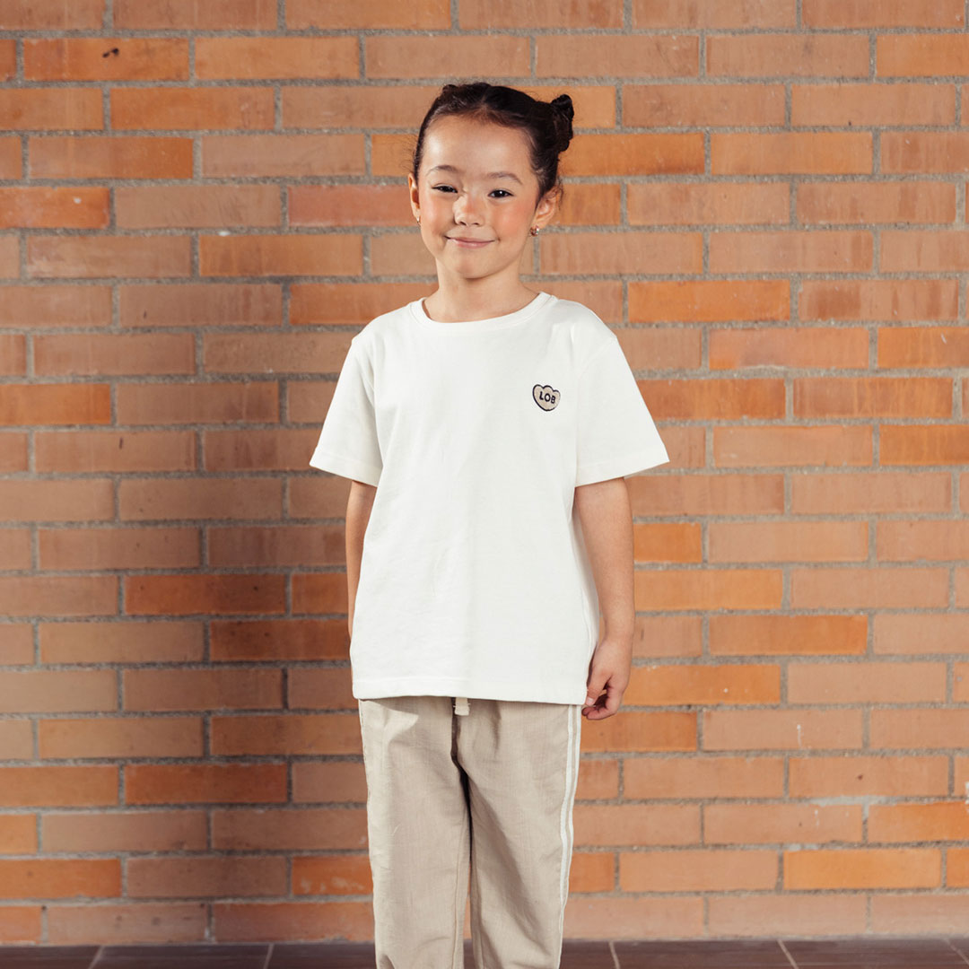 Camiseta infantil MIXER color blanco nube, para niñas y niños, con fit suelto, de manga corta, cuello redondo con rib y detalle de "LOB" bordado con textura súper suavecita en el pecho - LOBSTER mini
