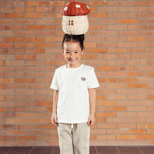 Camiseta infantil MIXER color blanco nube, para niñas y niños, con fit suelto, de manga corta, cuello redondo con rib y detalle de "LOB" bordado con textura súper suavecita en el pecho - LOBSTER mini