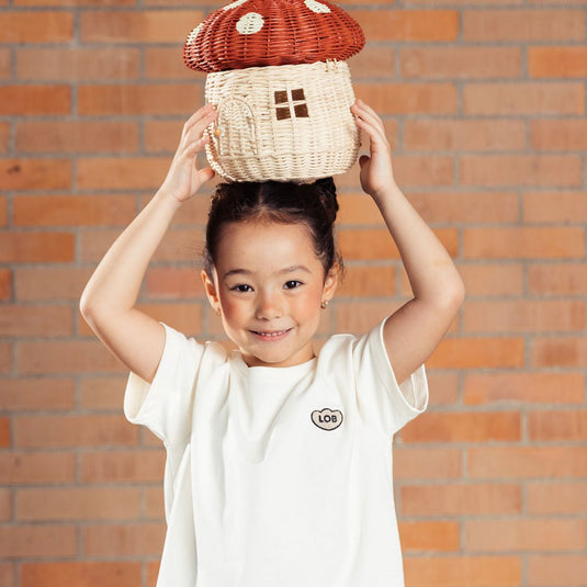 Camiseta infantil MIXER color blanco nube, para niñas y niños, con fit suelto, de manga corta, cuello redondo con rib y detalle de "LOB" bordado con textura súper suavecita en el pecho - LOBSTER mini