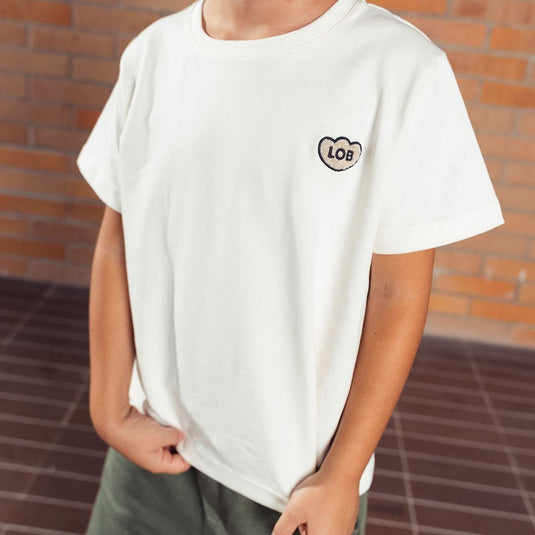 Camiseta infantil MIXER color blanco nube, para niñas y niños, con fit suelto, de manga corta, cuello redondo con rib y detalle de "LOB" bordado con textura súper suavecita en el pecho - LOBSTER mini
