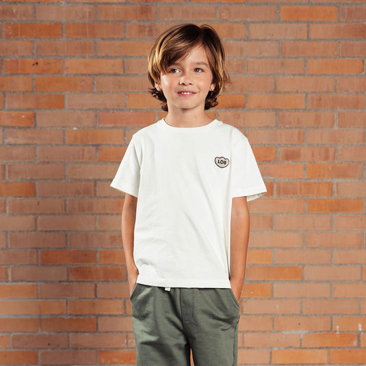 Camiseta infantil MIXER color blanco nube, para niñas y niños, con fit suelto, de manga corta, cuello redondo con rib y detalle de "LOB" bordado con textura súper suavecita en el pecho - LOBSTER mini