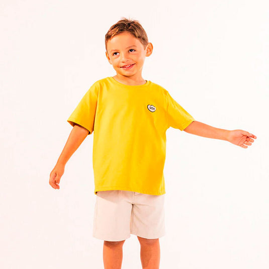Camiseta infantil MIXER color sol tostado, para niñas y niños, con fit suelto, de manga corta, cuello redondo con rib y detalle de "LOB" bordado con textura súper suavecita en el pecho - LOBSTER mini - Cocco Semana 2026