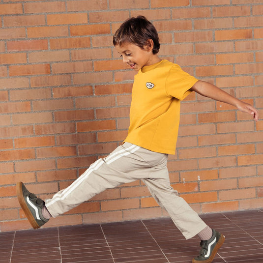 Camiseta infantil MIXER color sol tostado, para niñas y niños, con fit suelto, de manga corta, cuello redondo con rib y detalle de "LOB" bordado con textura súper suavecita en el pecho - LOBSTER mini