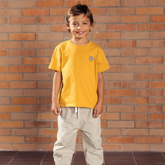 Camiseta infantil MIXER color sol tostado, para niñas y niños, con fit suelto, de manga corta, cuello redondo con rib y detalle de "LOB" bordado con textura súper suavecita en el pecho - LOBSTER mini