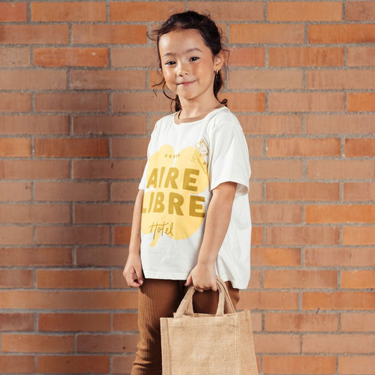 Camiseta infantil Souvenir estampado trébol amarillo, hecha con material de alta calidad que brinda suavidad extrema, frescura y resistencia, ideal para acompañar a los más pequeños en todas sus aventuras - LOBSTER mini