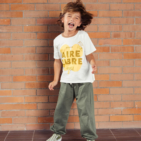 Camiseta infantil Souvenir estampado trébol amarillo, hecha con material de alta calidad que brinda suavidad extrema, frescura y resistencia, ideal para acompañar a los más pequeños en todas sus aventuras - LOBSTER mini - Cocco Semana 2026