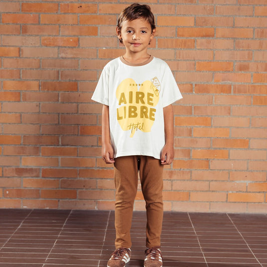 Camiseta infantil Souvenir estampado trébol amarillo, hecha con material de alta calidad que brinda suavidad extrema, frescura y resistencia, ideal para acompañar a los más pequeños en todas sus aventuras - LOBSTER mini