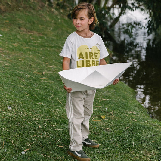 Camiseta infantil Souvenir estampado trébol amarillo, hecha con material de alta calidad que brinda suavidad extrema, frescura y resistencia, ideal para acompañar a los más pequeños en todas sus aventuras - LOBSTER mini