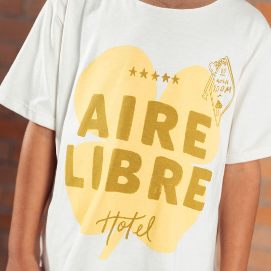 Camiseta infantil Souvenir estampado trébol amarillo, hecha con material de alta calidad que brinda suavidad extrema, frescura y resistencia, ideal para acompañar a los más pequeños en todas sus aventuras - LOBSTER mini - Cocco Semana 2026