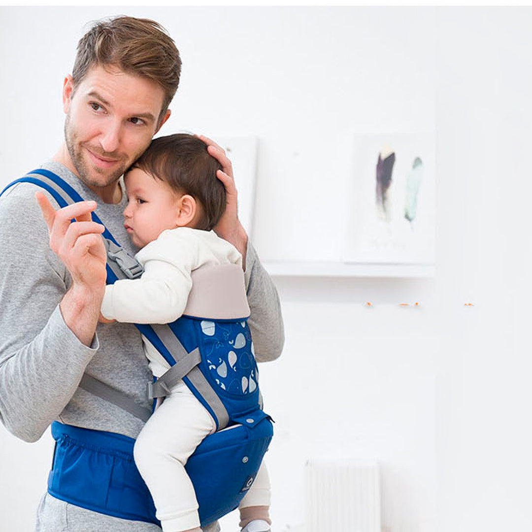 Papá con bebé y cargador para bebés azul