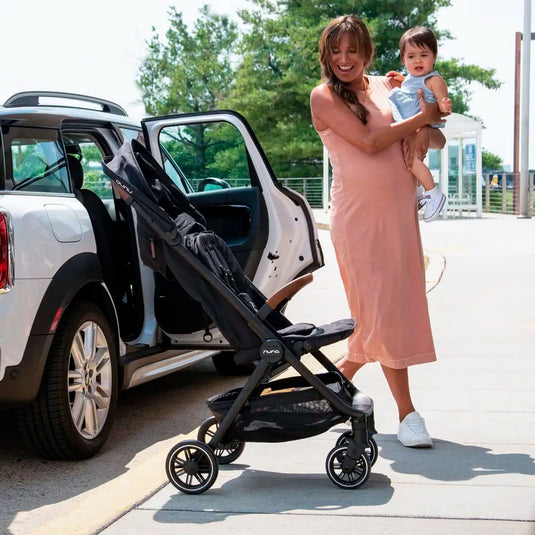 Coche paseador TRVL Maleta para bebé, con sistema de plegado compacto tipo maleta, cinturón en 5 puntos, barra de empuje con detalles de lujo, ultraligero y fácil de transportar - Nuna