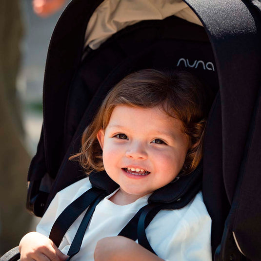 Coche paseador MIXX™ next con plegado compacto, cinturón de seguridad con hebilla magnética, múltiples posiciones de reclinado, fácil de plegar, manillar ajustable en altura de piel ecológica - Nuna