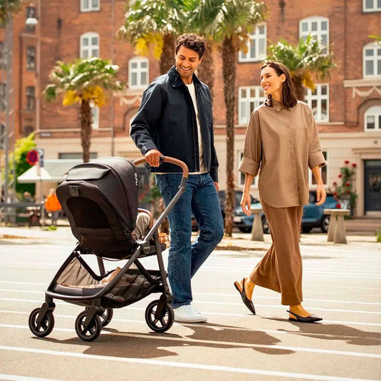 Coche SWIV™ con sistema de rotación 360° y plegado compacto - Nuna