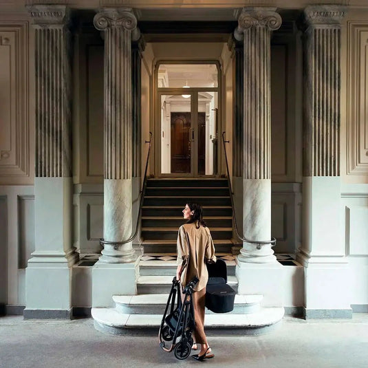 Coche SWIV™ con sistema de rotación 360° y plegado compacto - Nuna