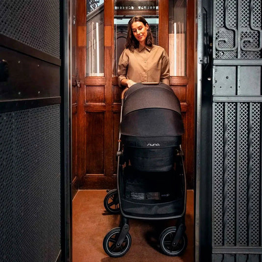 Coche SWIV™ con sistema de rotación 360° y plegado compacto - Nuna