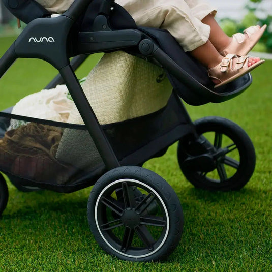 Coche estilo paseador TRIV™ next para bebé, con espaldar ajustable, arnés de seguridad de 5 puntos, barra de empuje ajustable y detalles en cuero ecológico - Nuna