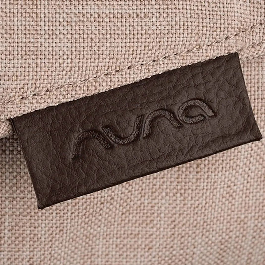 Coche estilo paseador TRIV™ next para bebé, con espaldar ajustable, arnés de seguridad de 5 puntos, barra de empuje ajustable y detalles en cuero ecológico - Nuna