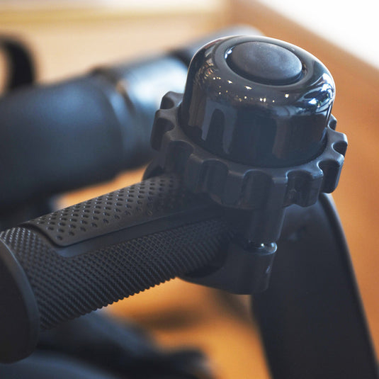 Coche paseador estilo Triciclo Deluxe, con sistema de plegado, asiento ajustable con rotación 360°, manillar de control parental, canasta de almacenamiento, campanilla, cinturón de seguridad de 5 puntos - Kidilo