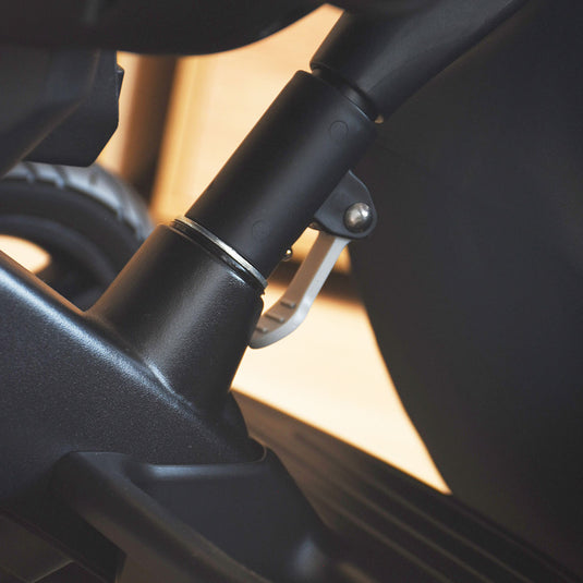 Coche paseador estilo Triciclo Deluxe, con sistema de plegado, asiento ajustable con rotación 360°, manillar de control parental, canasta de almacenamiento, campanilla, cinturón de seguridad de 5 puntos - Kidilo