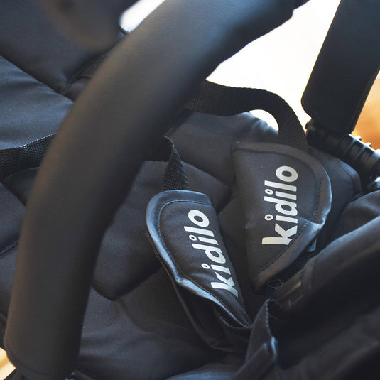 Coche paseador estilo Triciclo Deluxe, con sistema de plegado, asiento ajustable con rotación 360°, manillar de control parental, canasta de almacenamiento, campanilla, cinturón de seguridad de 5 puntos - Kidilo