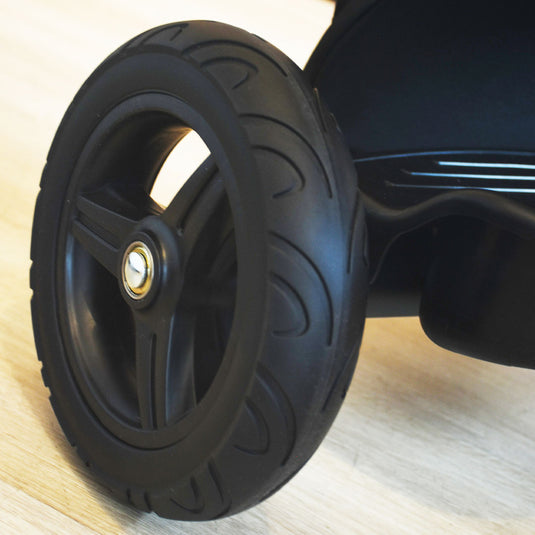 Coche paseador estilo Triciclo Deluxe, con sistema de plegado, asiento ajustable con rotación 360°, manillar de control parental, canasta de almacenamiento, campanilla, cinturón de seguridad de 5 puntos - Kidilo