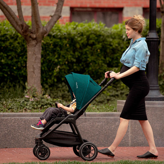 Coche estilo paseador TRIV™ next para bebé, con espaldar ajustable, arnés de seguridad de 5 puntos, barra de empuje ajustable y detalles en cuero ecológico - Nuna