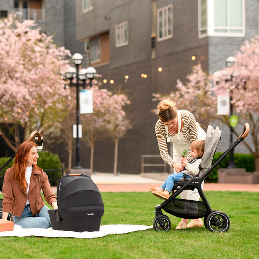 Coche estilo paseador TRIV™ next para bebé, con espaldar ajustable, arnés de seguridad de 5 puntos, barra de empuje ajustable y detalles en cuero ecológico - Nuna